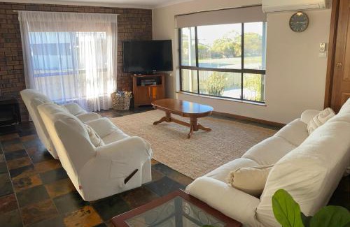 Para Wurlie House | Captain's Quarters