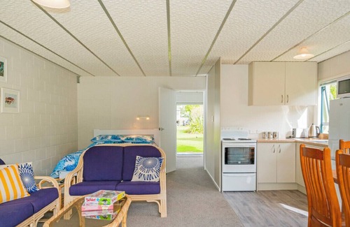 Cooks Beach Cottage | Captains Bach at Cooks - Downstairs Holiday Unit