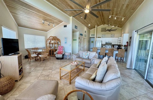 Islamorada House | Captains Quarters is a charming canal front Keys house in delightful Islamorada