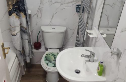 Chadwell Apartment | Captivating 3-Bed Apartment in Romford