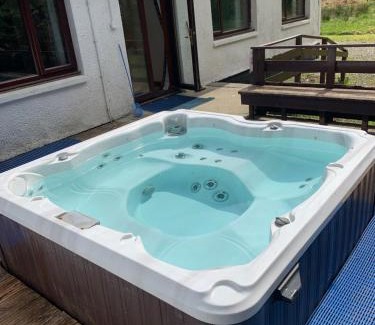 South Laggan House | Captivating 5-Bed Cottage with private hot tub