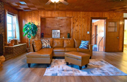 South Pensacola House | Captivating Cabin Close to Downtown! Just minutes to downtown and the beach!