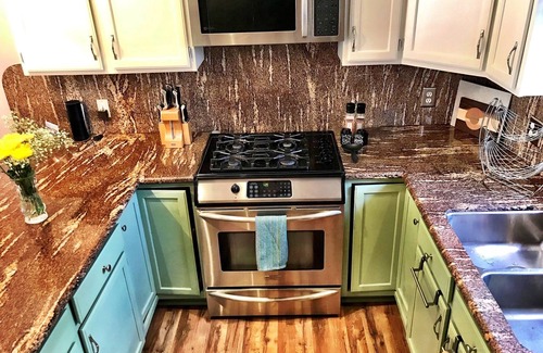 Carbondale House | Carbondale Townhome with A/C, WiFi, and Backyard