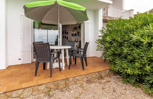 Les Roques Apartment | CARBONERES 47.1 – Apartment with views right on the seafront