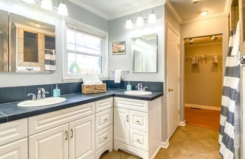 Madison House | Cardinal Aerie- 5 mins from Rainbow Mountain Hiking Trails