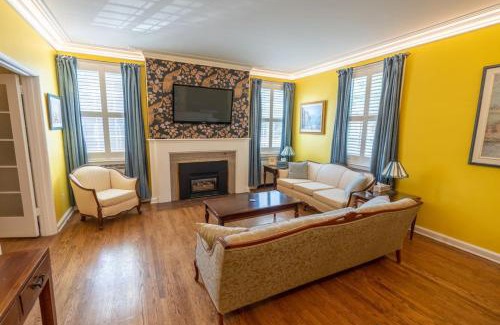 Cornwall House | Cardinal Inn Retro Room
