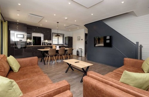Looe Cabin | Cardinham Lodge : 3 bedroom - max 6 occ - VP9