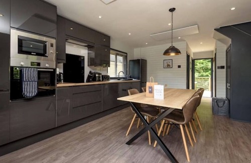 Looe Cabin | Cardinham Lodge : 3 bedroom - max 6 occ - VP9