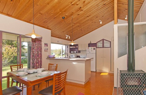 Coromandel Peninsula Cottage | Carefree at Cooks - Cooks Beach Bach