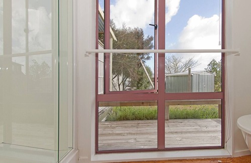 Coromandel Peninsula Cottage | Carefree at Cooks - Cooks Beach Bach