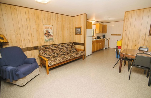 Richmond Cabin | Carefree Days, a 3BR cabin with lake views nestled in Riverside Resort