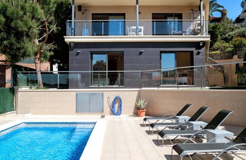 Premia de Dalt House | Careful and elegant decoration, with private pool and jacuzzi