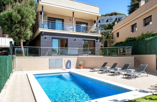 Premia de Dalt House | Careful and elegant decoration, with private pool and jacuzzi