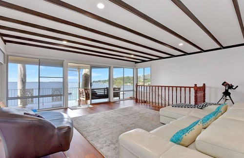 Carey Bay House | Carey Bay 180 degree Water Views + WIFI