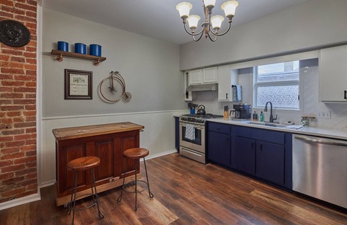 Moraine Cottage | Carillon Cottage - Modern Comfort & Vintage Design
