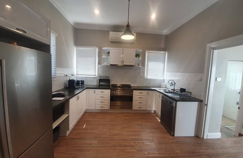 Armidale Cottage | Carisbrook Cottage is a beautiful, cosy, pet friendly home 2 blocks from the CBD
