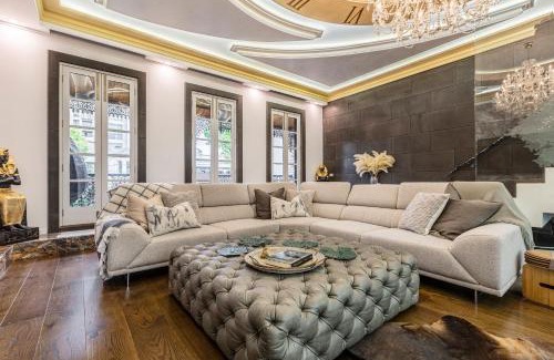 Carlton South House | Carlton Luxury Kings Mansion - 5min to CBD, Garage and Rooftop