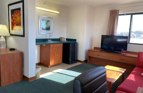 Carlyle Hotel | Carlyle Inn & Suites