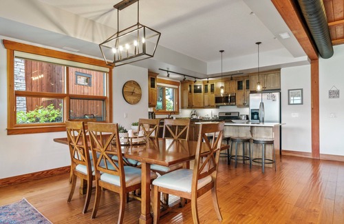 Blind Bay House | Carmel Beach Private Lodges - Unit #8. Lakefront 4 bedroom lodge with hot tub