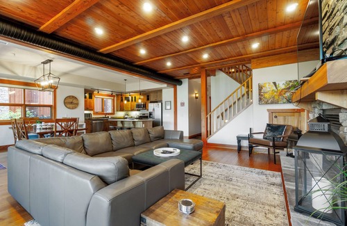 Blind Bay House | Carmel Beach Private Lodges - Unit #8. Lakefront 4 bedroom lodge with hot tub