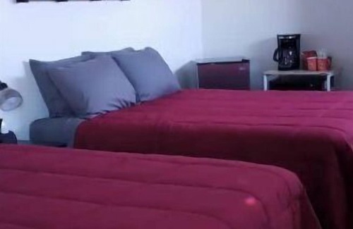 Marfa Hotel | Carmen's Marfa Hotel/Ruben Room 2 Queen Beds
