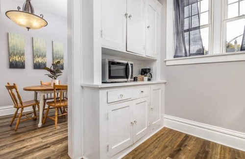 Dubuque Apartment | Carnegie Corner-1 BR/1BA apt on Main St