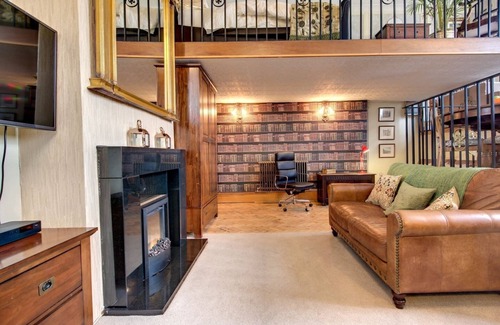 Mexborough Apartment | Carnegie Library Bronte Apartment
