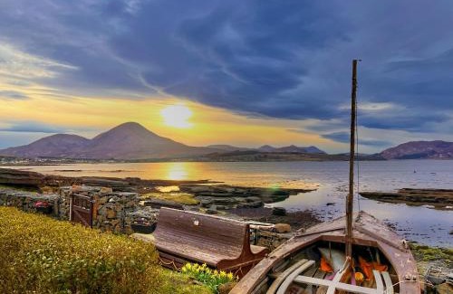 Breakish House | Carnmhor, Isle of Skye - Stunning 242 year old cottage on its own sea shore!