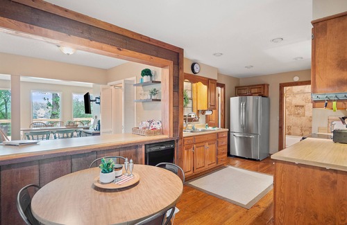 Cullman House | Carol's Cottage: 3 BR, 2 BA in Cullman, Sleeps 12