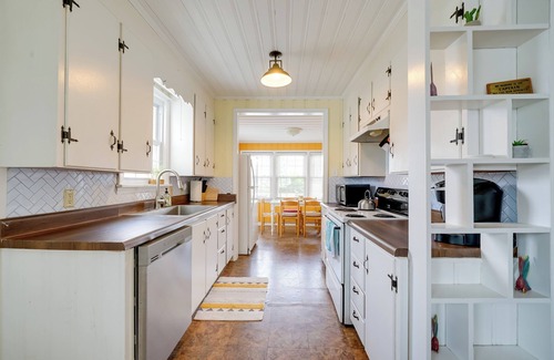 North Carolina Coast House | Carolina Beach Home w/Private Deck: Walk to Shore