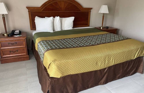 Denham Springs Hotel | Carom Inn a Travelodge by Wyndham Denham Springs/Baton Rouge