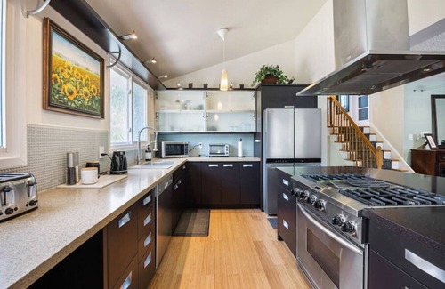 Clarkson-Lorne Park House | Carrera Cove - Spacious 3BR - 5 Mins to Go Train