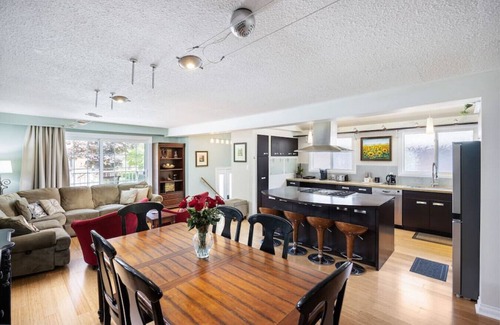 Clarkson-Lorne Park House | Carrera Cove - Spacious 3BR - 5 Mins to Go Train