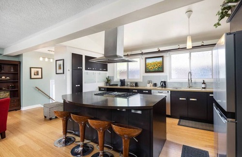 Clarkson-Lorne Park House | Carrera Cove - Spacious 3BR - 5 Mins to Go Train