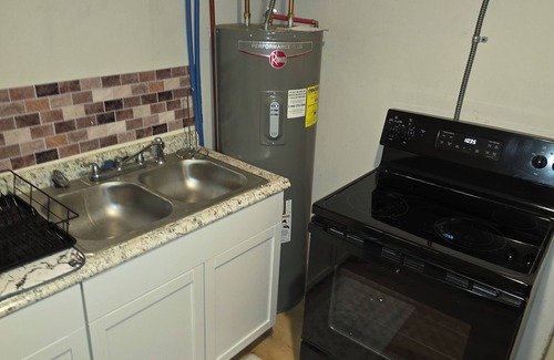 Fayette Condo | Carriage House by CMU - Lower Condo - Kitchen, King Bed, 70" TV Fast WiFi & AC