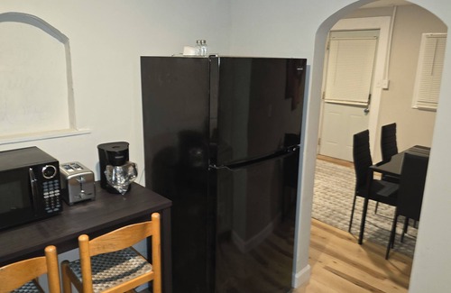 Fayette Condo | Carriage House by CMU - Lower Condo - Kitchen, King Bed, 70" TV Fast WiFi & AC