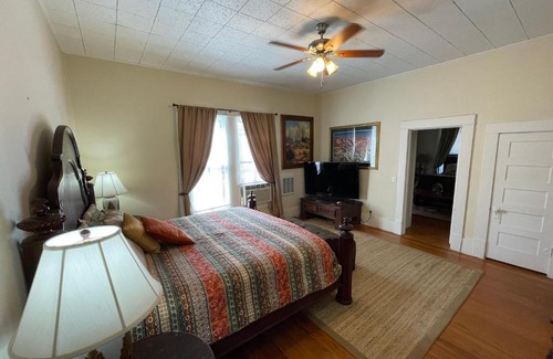 Lakehills House | Carriage House - Medina Suite 1