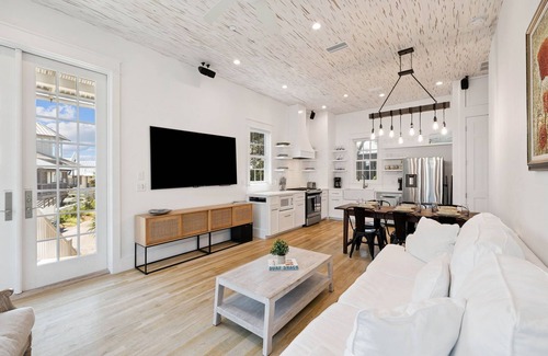 Rosemary Beach House | Carriage House w/Tesla Charger | Steps to Coquina Pool & Beach Access | 3 Bikes