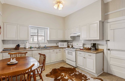 Bandera House | Carriage Inn - Bandera Suite 2