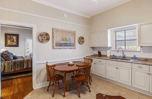 Bandera House | Carriage Inn - Bandera Suite 2