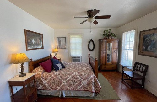 Bandera House | Carriage Inn - Cottage