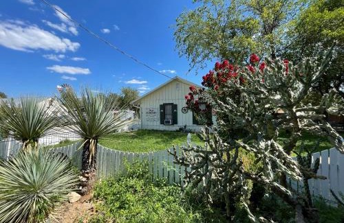 Bandera House | Carriage Inn - Cottage