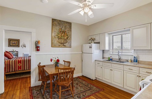 Bandera House | Carriage Inn - Hondo Suite 3