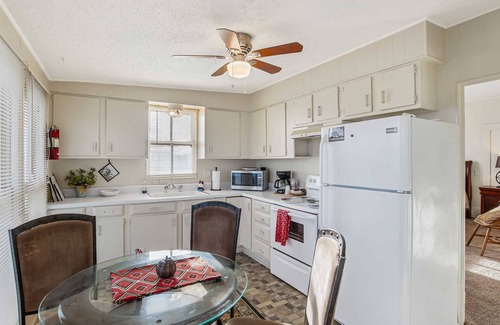 Bandera House | Carriage Inn - Tarpley Suite 5