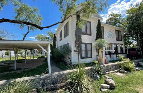 Bandera House | Carriage Inn - Tarpley Suite 5