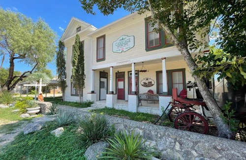 Bandera House | Carriage Inn - Tarpley Suite 5