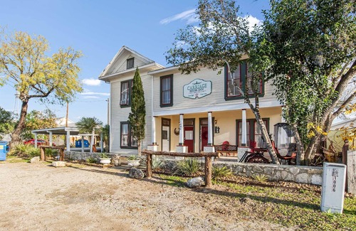 Bandera House | Carriage Inn - Utopia Suite 4