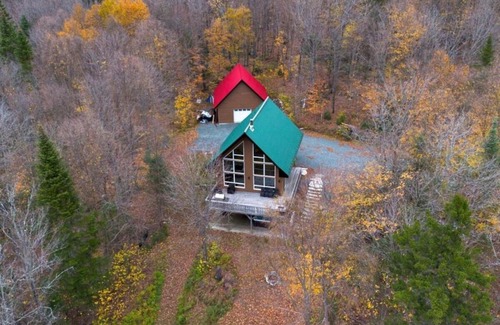 Val-des-Lacs Ski Chalet | Carriole - Private Hot Tub - Hiking and Skiing