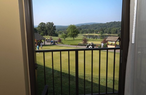 Fairfield Apartment | Carroll Valley Accessible | King Room + Golf Views