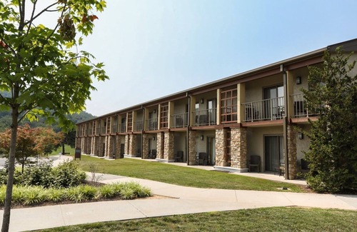 Fairfield Apartment | Carroll Valley Accessible | King Room + Golf Views